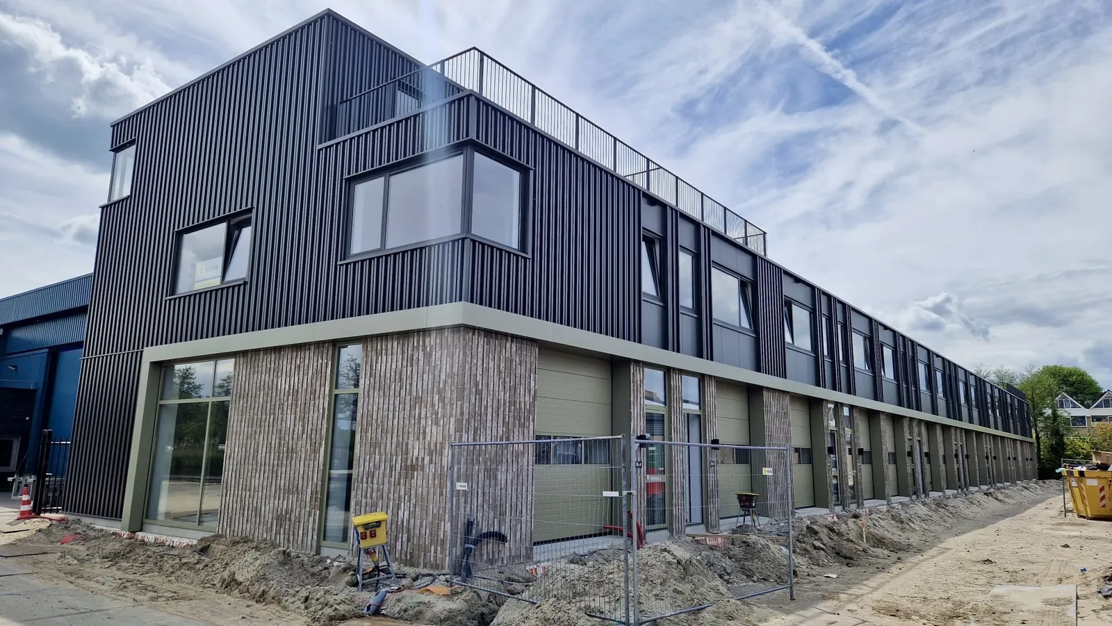 Het kopgebouw van KaagWagt met hoekraam